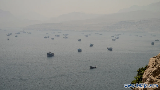 2026 年 6 月 11 日，阿曼穆桑代姆半岛视角，霍尔木兹海峡内大批船舶抛锚泊岸